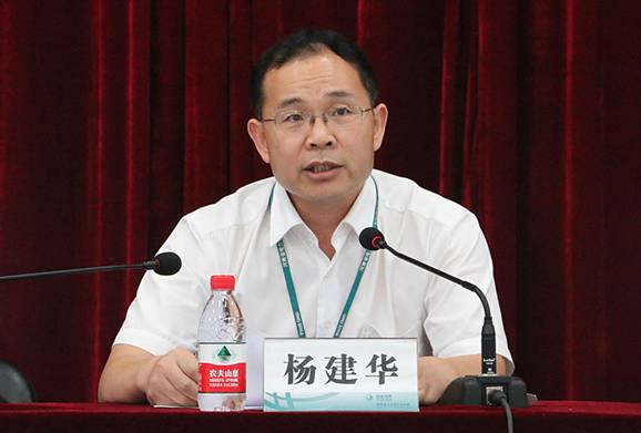 校长杨建华讲话学校领导为先进集体和个人颁奖学生代表为教师献花