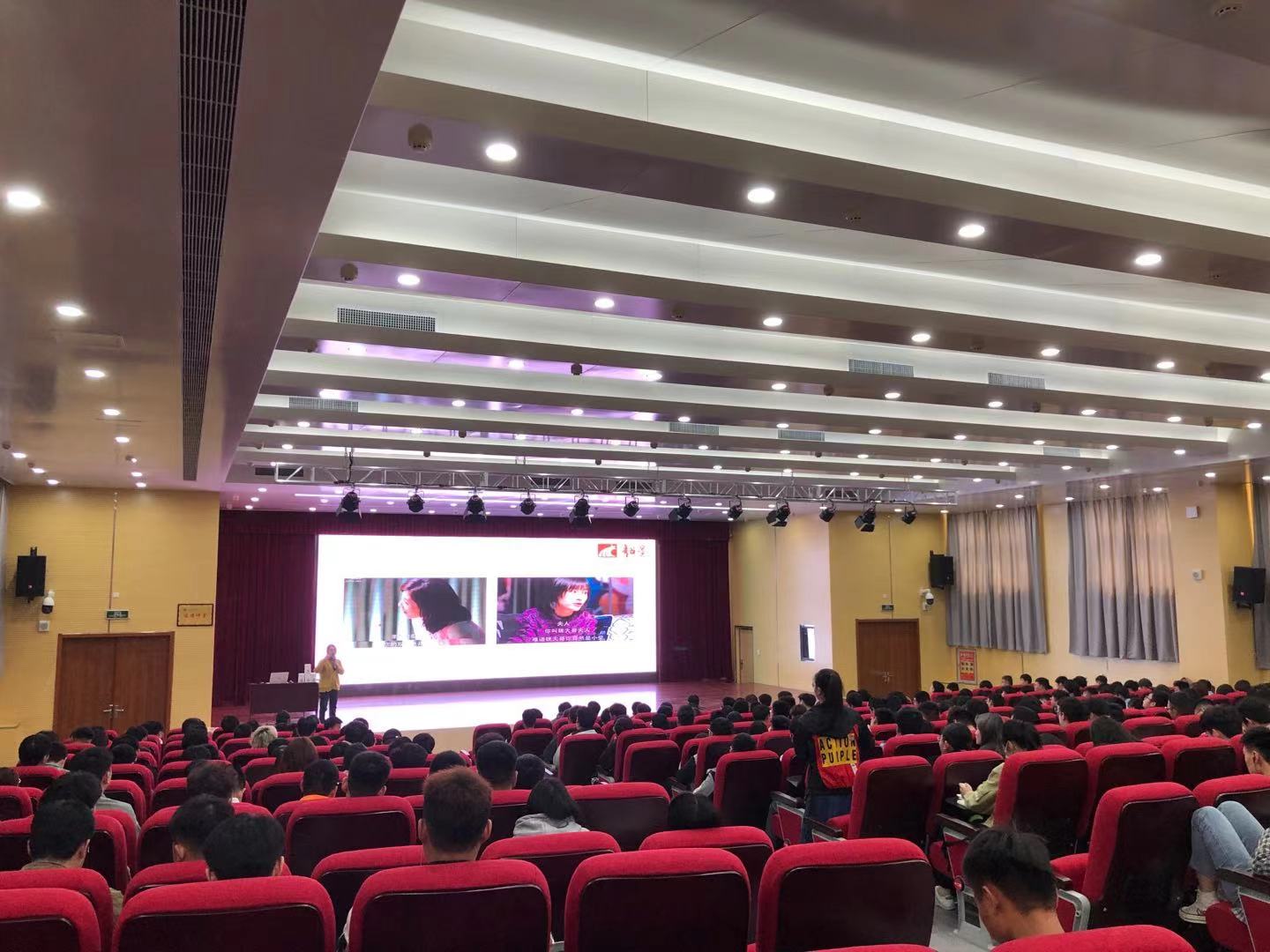 讲座中,侯老师对超星学习通,发现系统的功能,移动获取图书馆的资源与